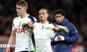 Tottenham players look dejcted after losing to Arsenal