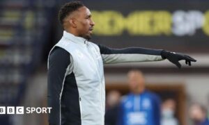Jermain Defoe in Rangers coaching gear, pointing
