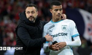 Roberto De Zerbi talks to Mason Greenwood following a Ligue 1 football match between Lille and Marseille