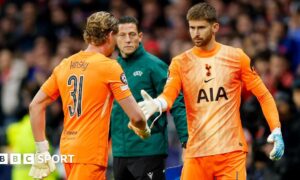 Guglielmo Vicario embracing Antonin Kinsky as he replaces him as Tottenham goalkeeper during their first-leg defeat to Atletico Madrid