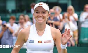Iga Swiatek with the Wimbledon trophy in 2025
